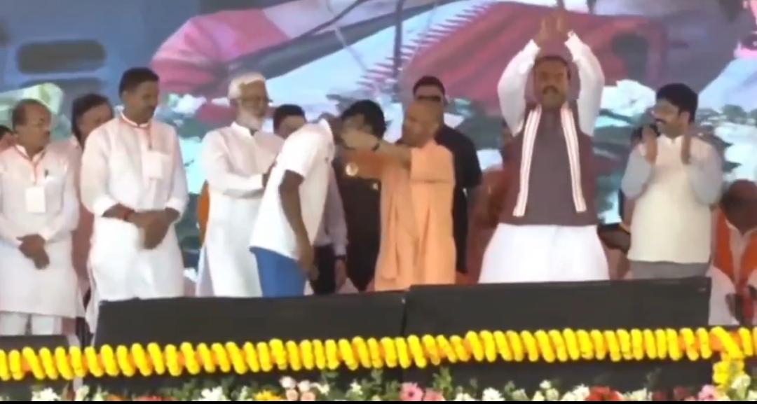 लाभार्थियो को मेडल देते मुख्यमंत्री आदित्यनाथ योगी